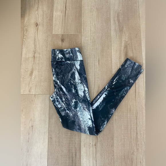 Under Armour Black and White Leggings - Picture 5 of 6